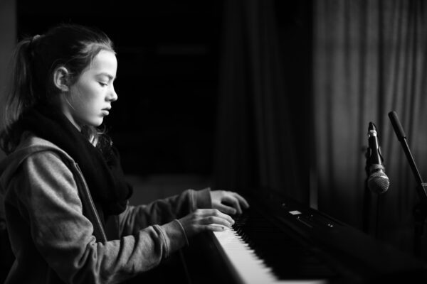 Schüler*in der Yondo Music Academy beim Musizieren