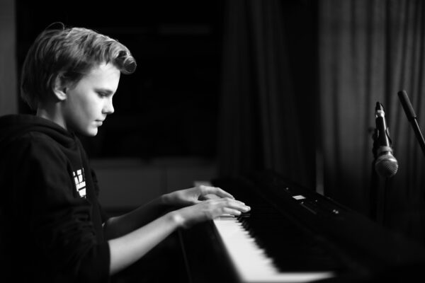 Schüler*in der Yondo Music Academy beim Musizieren