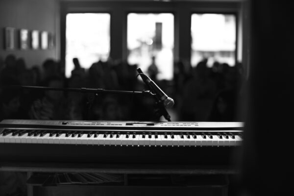 Schüler*in der Yondo Music Academy beim Musizieren