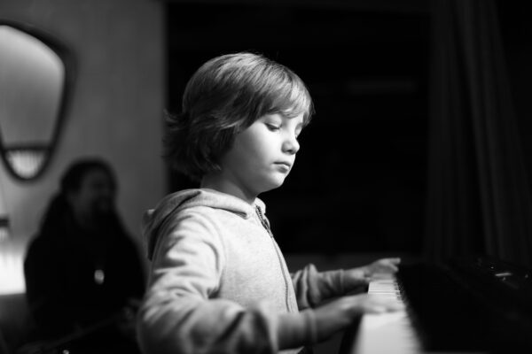 Schüler*in der Yondo Music Academy beim Musizieren