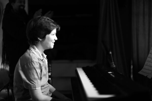 Schüler*in der Yondo Music Academy beim Musizieren