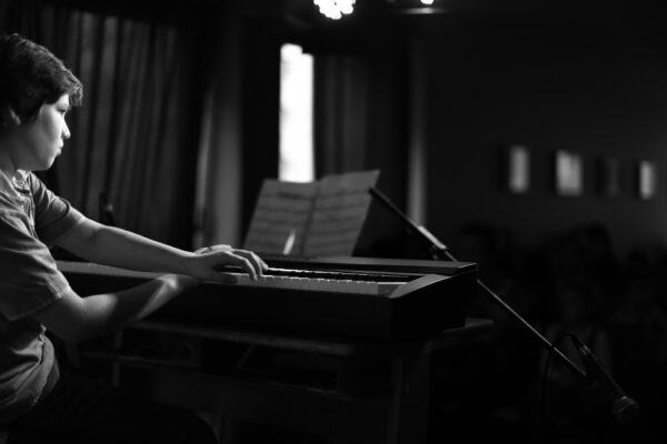 Schüler*in der Yondo Music Academy beim Musizieren
