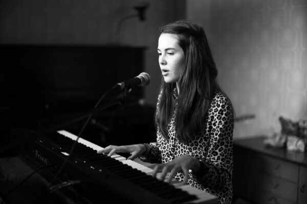 Schüler*in der Yondo Music Academy beim Musizieren