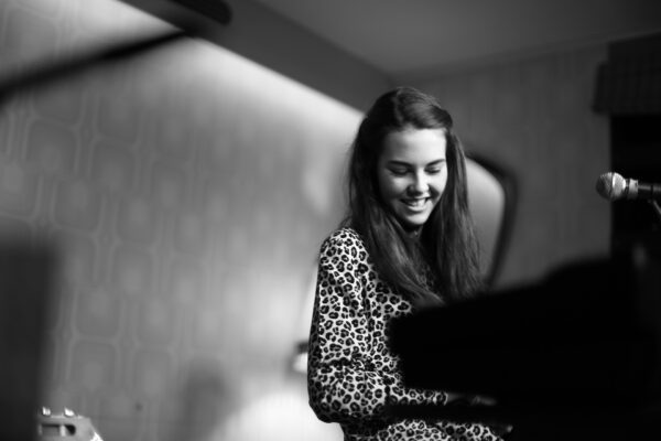 Schüler*in der Yondo Music Academy beim Musizieren