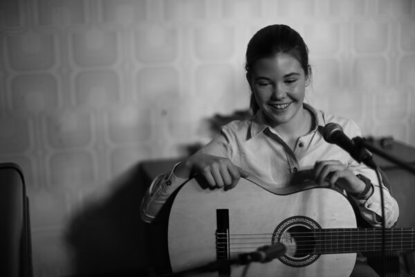 Schüler*in der Yondo Music Academy beim Musizieren