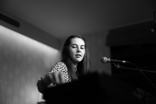 Schüler*in der Yondo Music Academy beim Musizieren