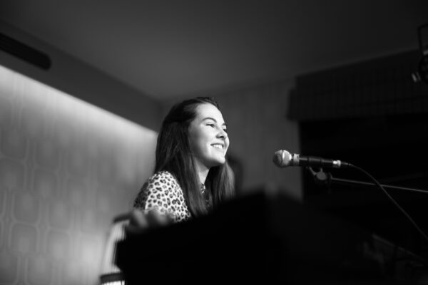 Schüler*in der Yondo Music Academy beim Musizieren