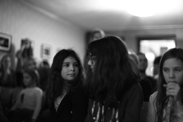 Schüler*in der Yondo Music Academy beim Musizieren